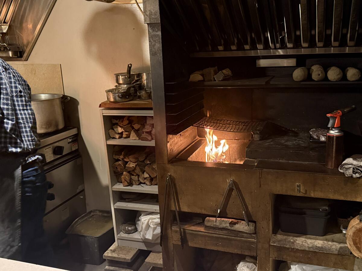 ミシュラン星付きレストラン「aeru」様で使用される大村商事のとんぼ薪