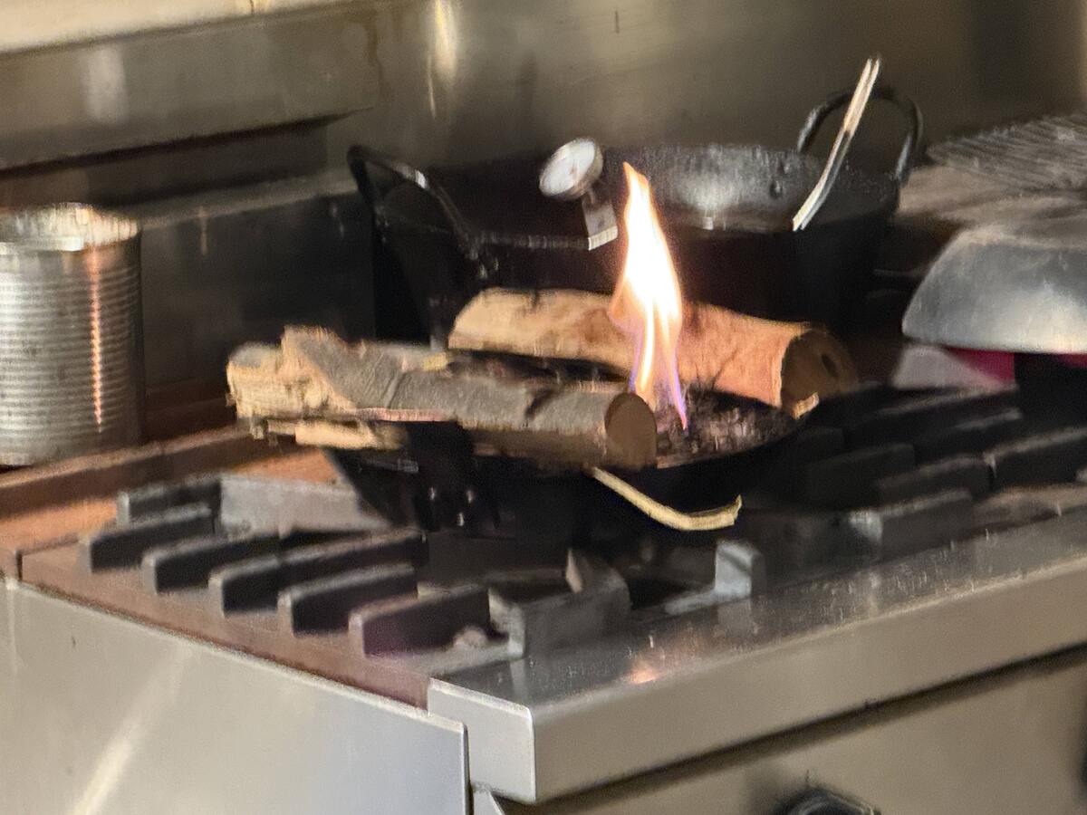 ミシュラン星付きレストラン「aeru」様で使用される大村商事のとんぼ薪