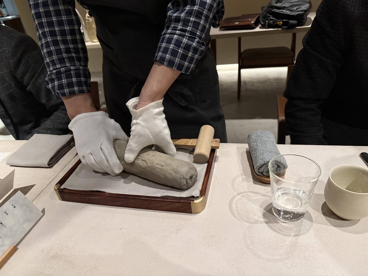 ミシュラン星付きレストラン「aeru」様で使用される大村商事のとんぼ薪